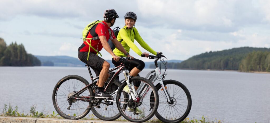 Two cyclists on the Unionsleden by the water