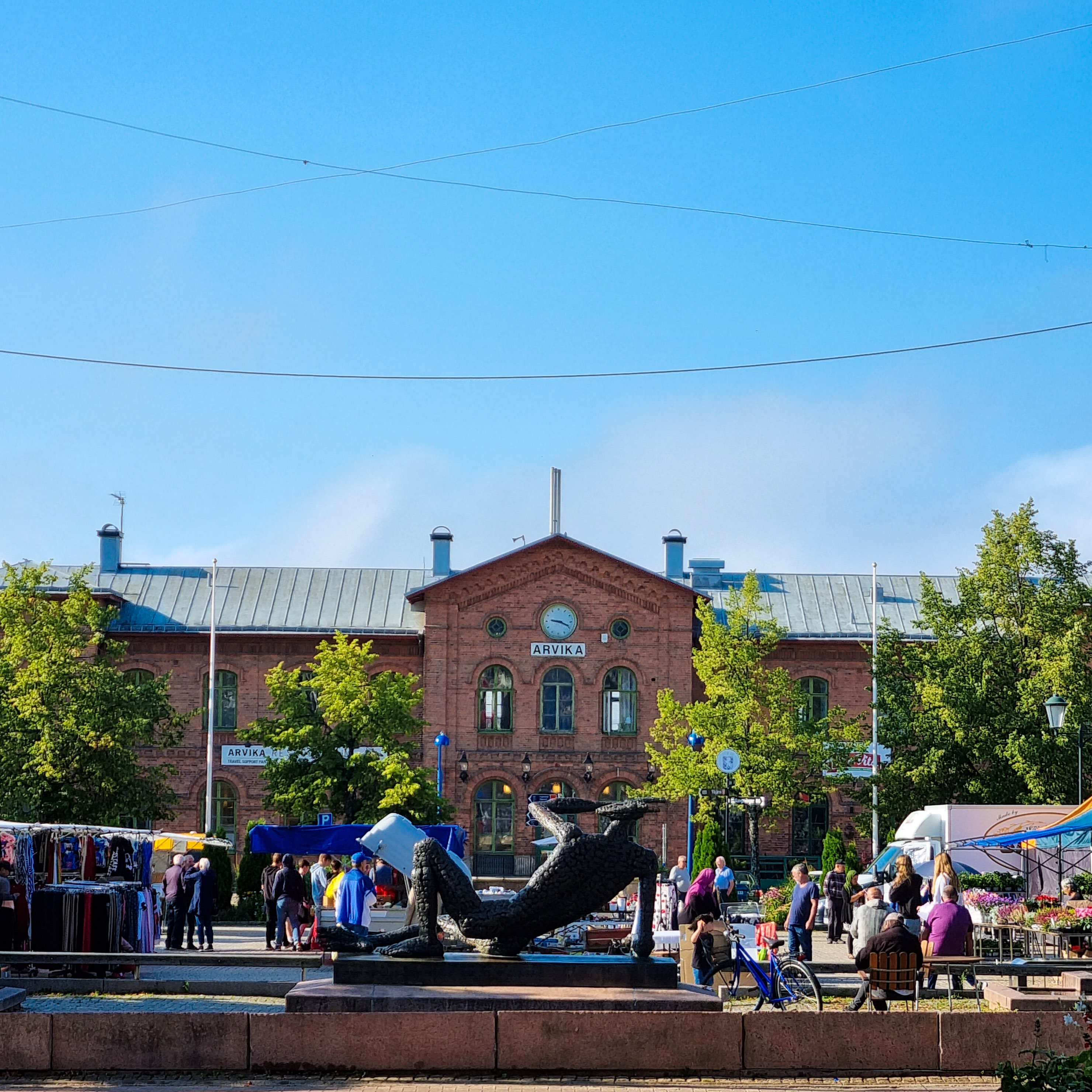 Market in Arvika with the Birdman sculpture