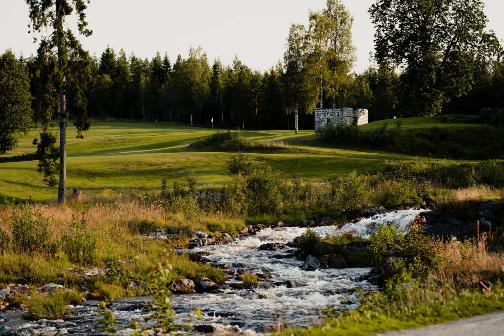 Golfbana med bäck