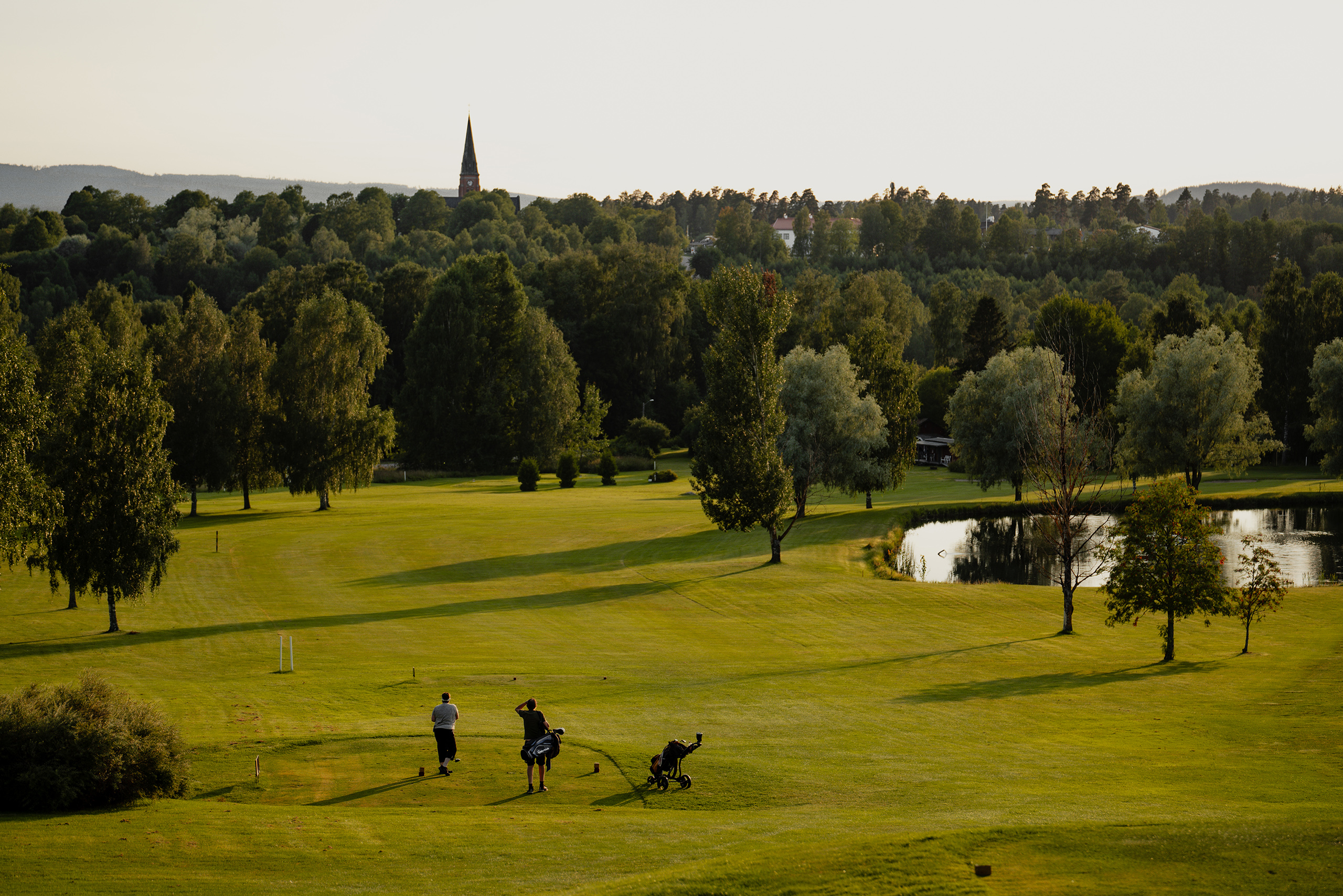 Personer på golfbanan