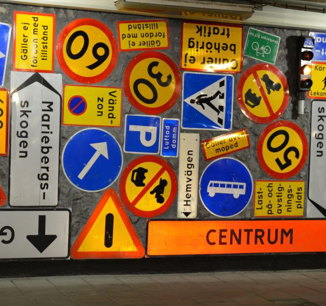 Vägg med trafikskyltar