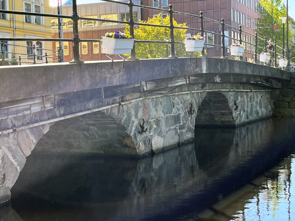 en gammal stenbro