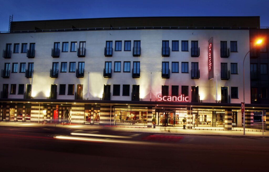 hotellfasad på kvällen